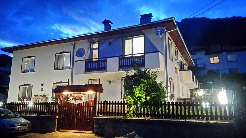 guesthouse_meraklii3.jpg